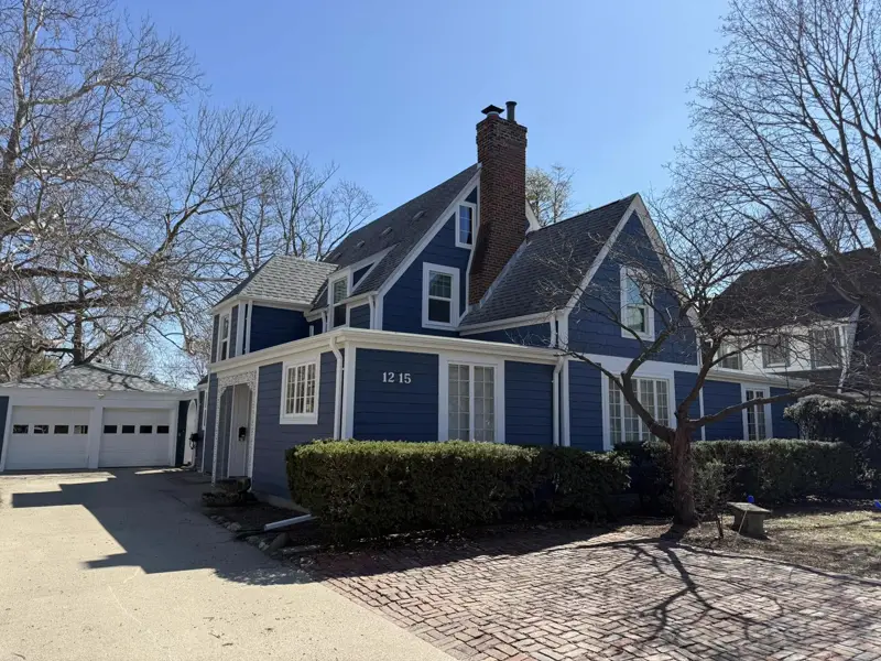 Blue vinyl siding on a ranch home